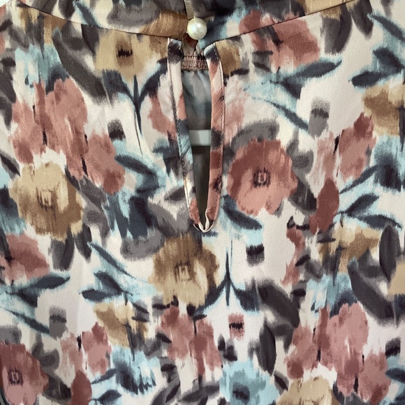 2Hearts Floral Blouse - Picture 3 of 3
